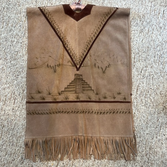 Not available til April
Unique Suede poncho - Picture 3 of 3